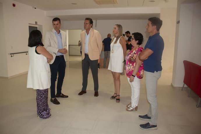 José Repiso, viceconsejero de Inclusión Social, durante la visita a la nueva residencia de mayores.