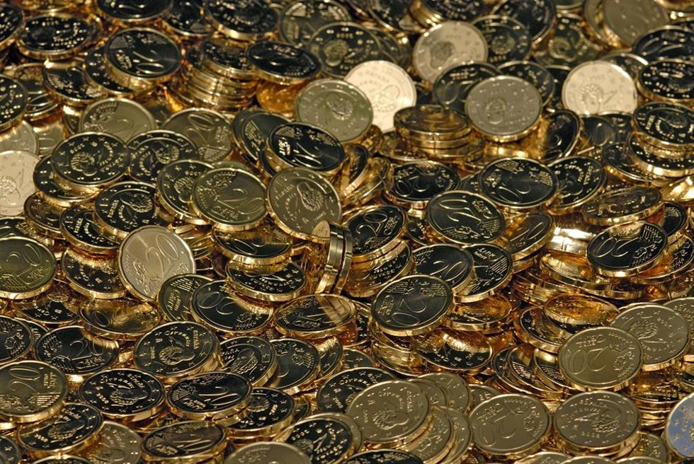 Archivo - Monedas amontonadas.
