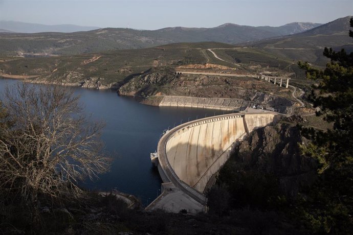 Archivo - Presa del embalse del Atazar desde el Mirador de El Atazar, a 19 de marzo de 2024, Madrid (España). 