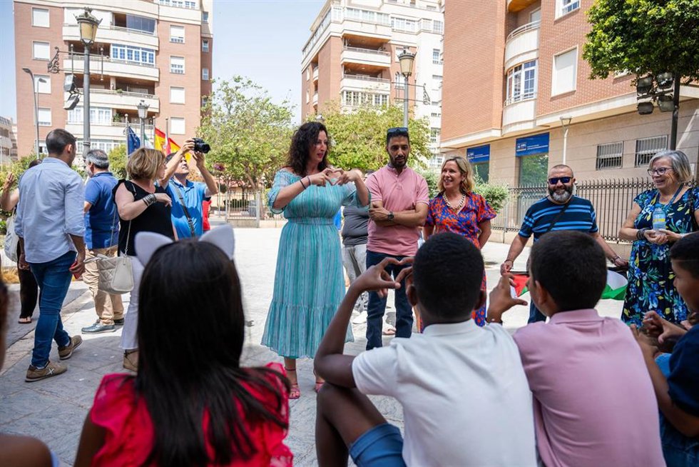 La alcaldesa recibe la visita de los niños saharauis acogidos por familias almerienses dentro del programa Vacaciones en Paz 2024