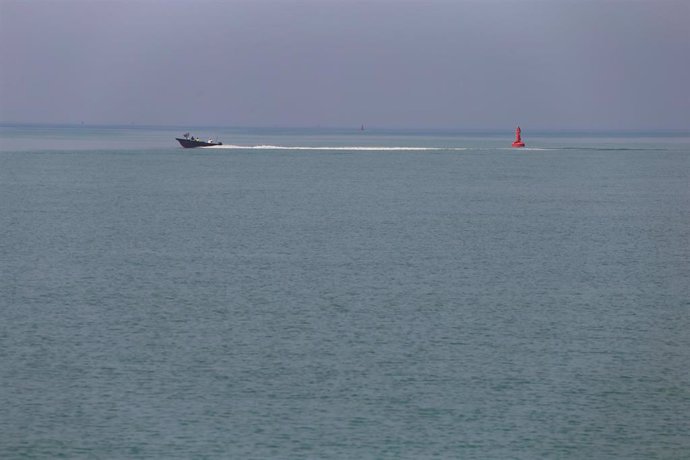 Archivo - Un barco en aguas del golfo Pérsico cerca de Irán