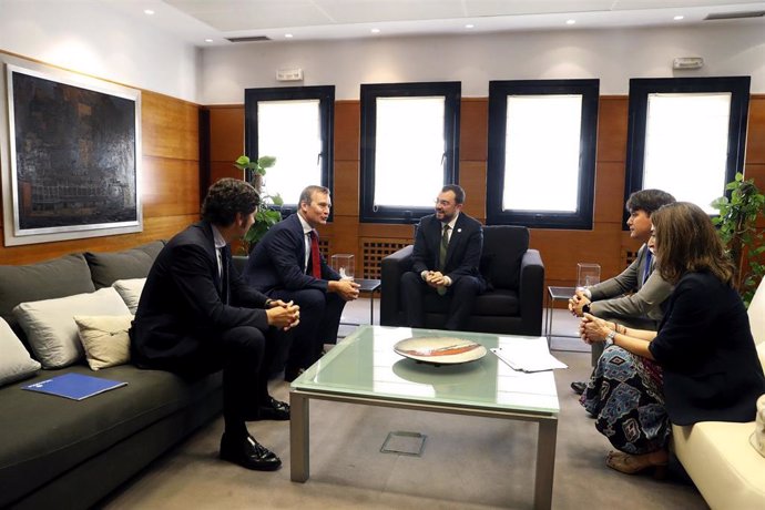 Juan Acuña, presidente de Telecable; Meinrad Spenger, consejero delegado de MasOrange; Adrián Barbón, presidente del Principado; Borja Sánchez, consejero de Ciencia; y Luz Usamentiaga, directora general de regulación de MasOrange.