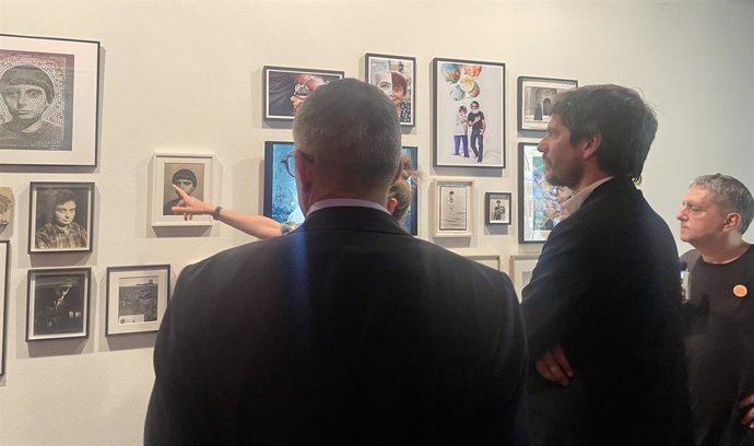 El ministro Ernest Urtasun visita la exposición 'Agnès Varda. Fotografiar, filmar, reciclar' en el CCCB