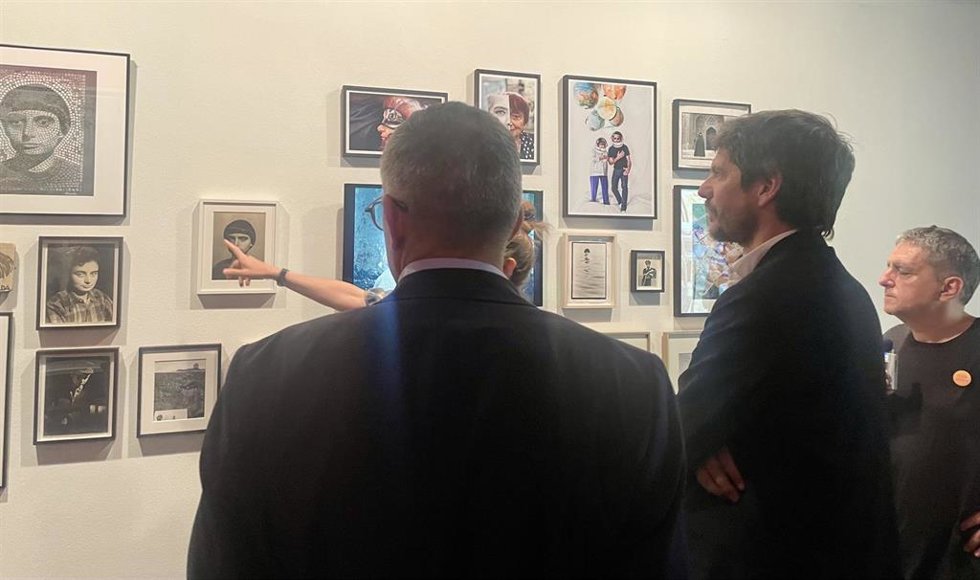 El ministro Ernest Urtasun visita la exposición 'Agns Varda. Fotografiar, filmar, reciclar' en el CCCB