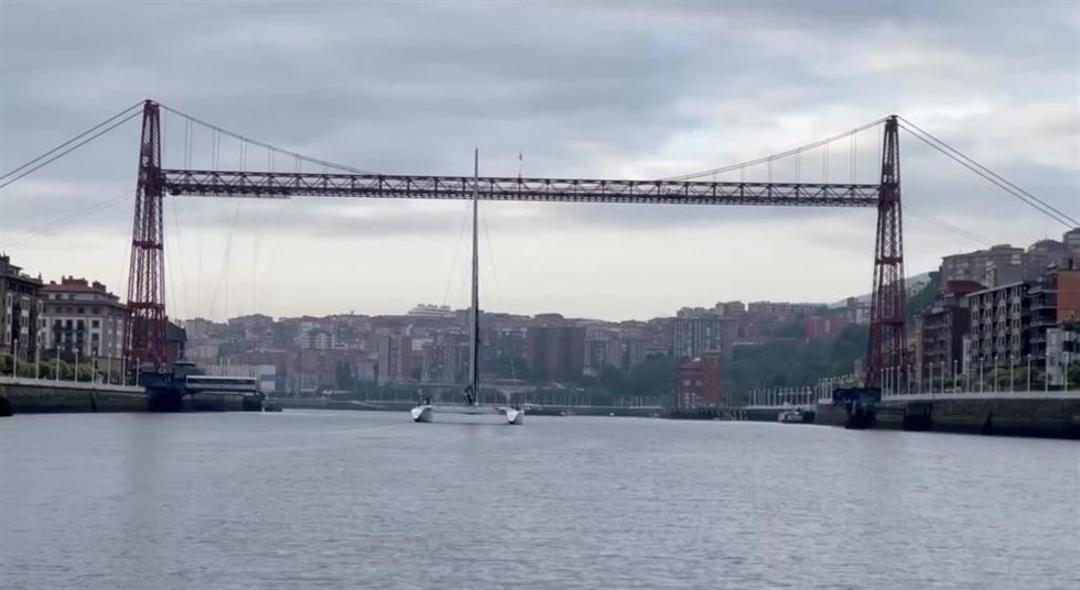 Imagen de la salida del Maxicat Victoria para batir el récord de 'La vuelta a España' a vela