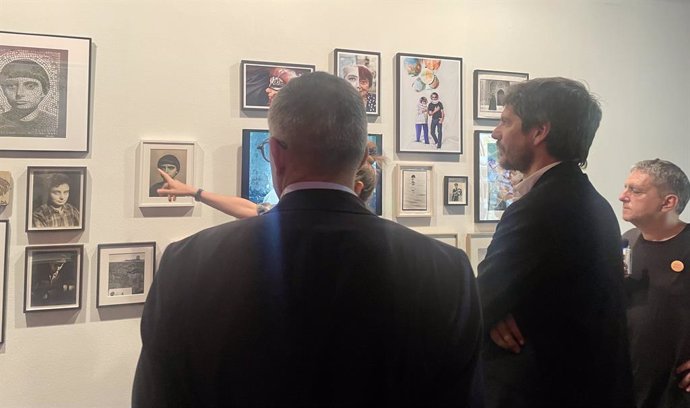 El ministre Ernest Urtasun visita l'exposició 'Agnès Varda. Fotografiar, filmar, reciclar' en el CCCB