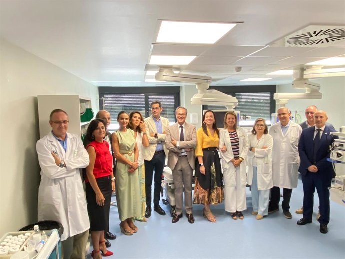 Autoridades en la inauguración de la nueva Sala Polivalente de Endoscopias del Hospital Universitario de Badajoz