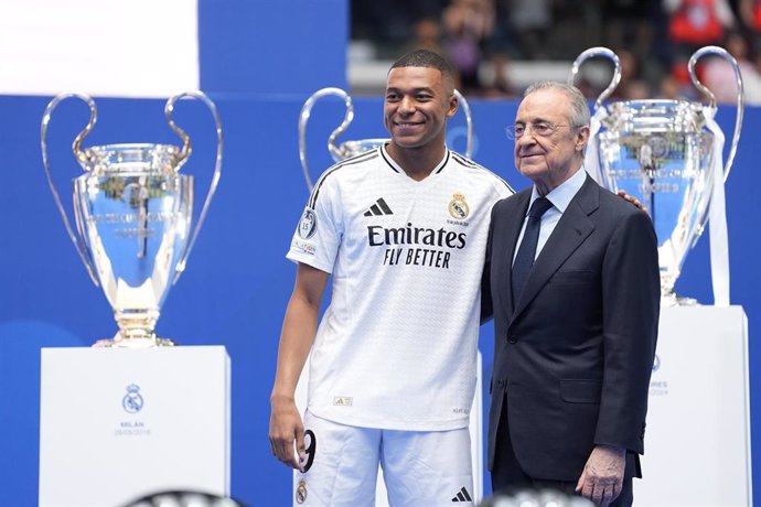 Kylian Mbappé junto a Florentino Pérez tras su presentación como nuevo jugador del Real Madrid