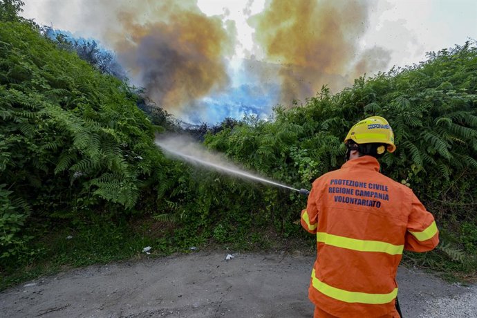 June 20, 2024, Napoli, ITALIA: Vigili del fuoco e Protezione Civile al lavoro a Napoli anche con mezzi aerei  per spegnere l'incendio che ha distrutto la vegetazione della collina dei Camaldoli  insediando anche abitazioni sul versante del quartiere Socca