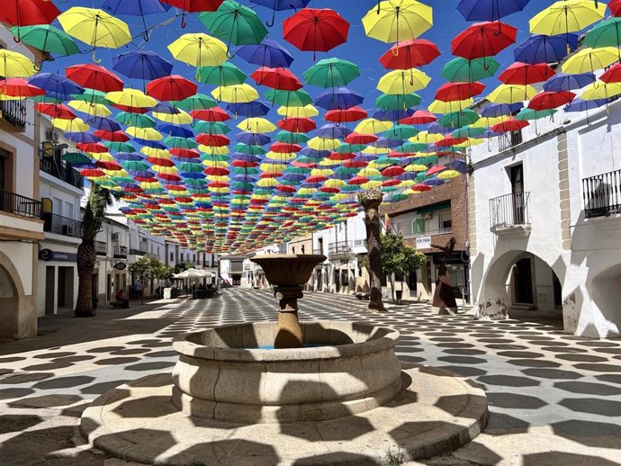 Archivo - Paraguas llenan de color la Plaza Mayor de Malpartida de Cáceres para paliar el calor del verano