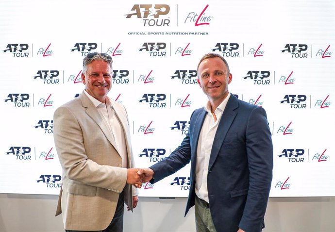 El CEO y fundador de PM-International, Rolf Sorg (izquierda), y el CEO de ATP, Massimo Calvelli (derecha), durante la firma de la asociación entre ATP y FitLine.