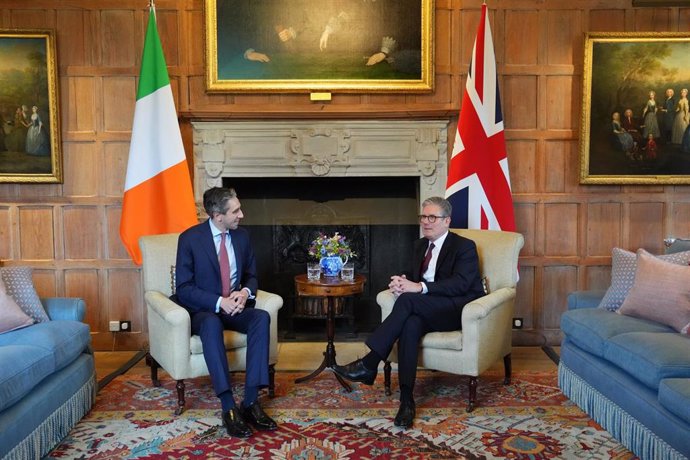 El primer ministro de Irlanda, Simon Harris (izquierda), y su homólogo británico, Keir Starmer (derecha)