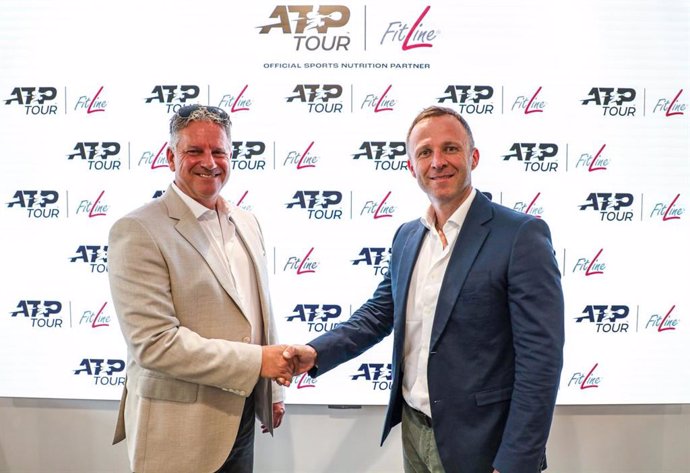 El CEO y fundador de PM-International, Rolf Sorg (izquierda), y el CEO de ATP, Massimo Calvelli (derecha), durante la firma de la asociación entre ATP y FitLine.