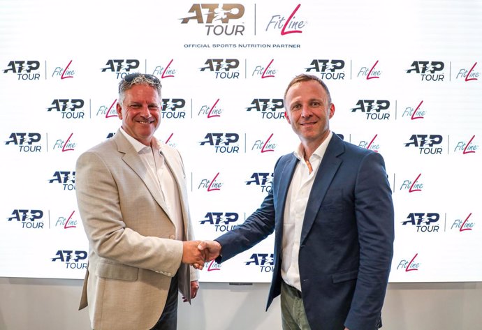 El CEO y fundador de PM-International, Rolf Sorg (izquierda), y el CEO de ATP, Massimo Calvelli (derecha), durante la firma de la asociación entre ATP y FitLine.