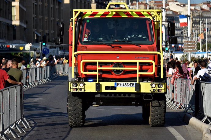 Archivo - July 14, 2023, Marseille, France: An intervention truck from the Bataillon des Marins-Pompiers de Marseille parade at the Old Port of Marseille during the National Day military parade. Motorized military parade on the Old Port of Marseille on th