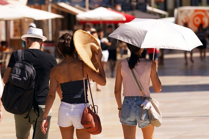 Imágenes de personas  por las calles de Málaga en plena ola de calor, a 12 de julio de 2024, en Málaga, Andalucía (España). El fenómeno del terral ha provocado la elevación de la alerta a Málaga debido a las altas temperaturas previstas para este vierne