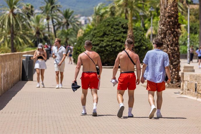 Archivo - Dos hombres caminan sin camiseta en la ciudad, a 15 de julio de 2023, en Palma, Mallorca, Baleares (España).