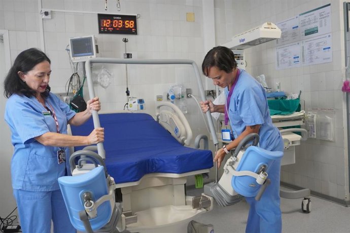 El Hospital Virgen Macarena incorpora una innovadora cama de partos que permite posturas más naturales.