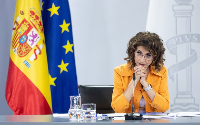 La vicepresidenta primera y ministra de Hacienda, María Jesús Montero, durante una rueda de prensa posterior al Consejo de Ministros, en el Palacio de la Moncloa, a 16 de julio de 2024, en Madrid (España).