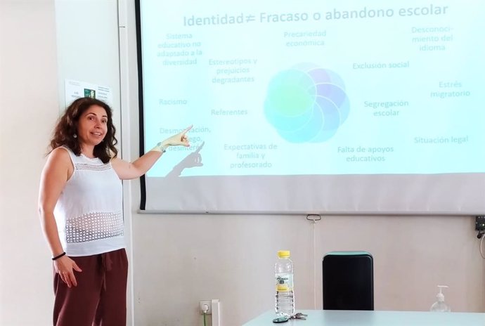 La directora del curso 'Educación y diversidad cultural' de la UA y profesora del departamento de Humanidades Contemporáneas de la UA, Alicia Ferrández Ferrer