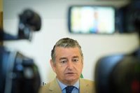 Sanz traslada el "pleno apoyo" de la Junta a trabajadores del Infoca y su compromiso en "mejorar" sus condiciones