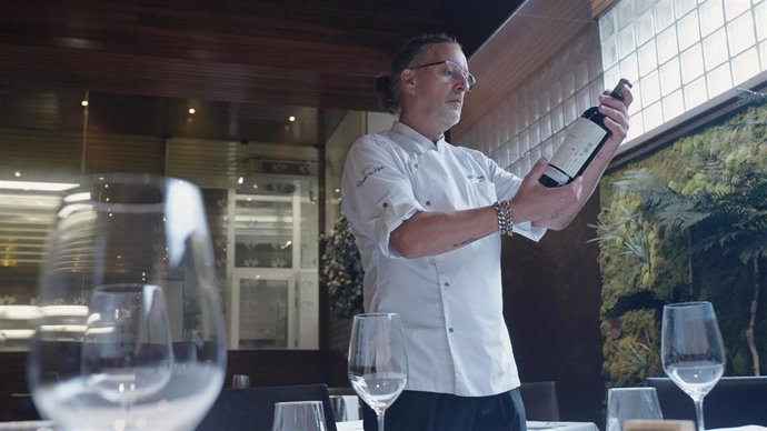 El chef Ginés Nicolás Fernández del restaurante ‘El Rincón de Pepe’ sostiene una botella del vino de Bodegas Luzón ‘Por Ti’