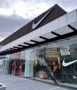Archivo - Tienda de Nike en Puerto Venecia.