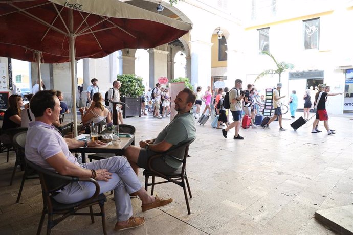 Varias personas en una terraza a 12 de julio de  2024, en Palma de Mallorca, Mallorca, Baleares (España). 