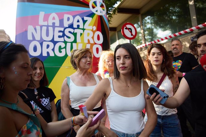 La eurodiputada y número dos de Podemos, Irene Montero, atiende a los medios de comunicación durante la manifestación estatal del Orgullo LGTBI+ 2024, a 6 de julio de 2024, en Madrid (España). 