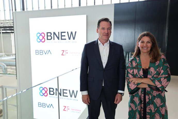 La directora general del CZFB, Blanca Sorigué, y el director regional de BBVA en Catalunya, Francisco Pla.