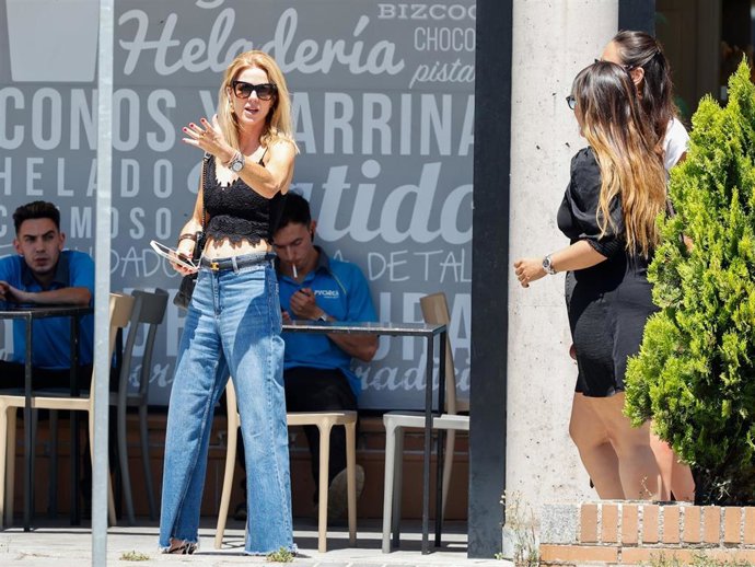 Amigas de Amelia Bono a la salida de un restaurante, a 17 de julio de 2024, en Madrid (España).