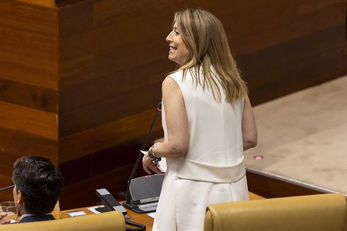 La presidenta de la Junta de Extremadura, María Guardiola, en el pleno de la Asamblea de Extremadura