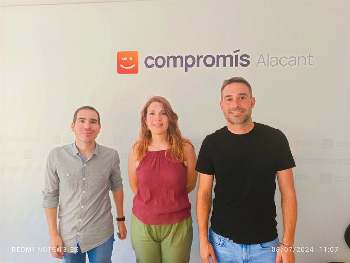 Els diputats de Compromís a Les Corts  Paula Espinosa i Gerard Fullana i el portaveu de la coalició en la Diputació d'Alacant, Ximo Perles. (arxiu)