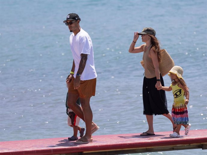 Virgil Van Dijk, Rike Nooitgedagt y sus hijos disfrutan de sus vacaciones en un barco, a 16 de julio de 2024, en Ibiza (Islas Baleares, España).