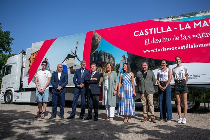 El jefe del Ejecutivo regional, Emiliano García-Page, visita la caravana promocional de turismo de la región, que recorrerá diversos puntos turísticos de las costas españolas durante el verano de 2024 para promocionar la actividad turística regional.