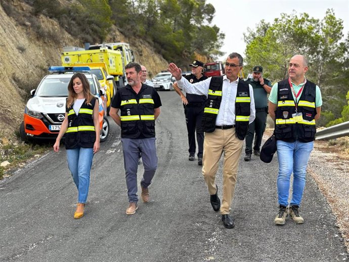 El acalde de Murcia visita el puesto de mando del incendio de Cabezo de Plata y se reúne con los profesionales