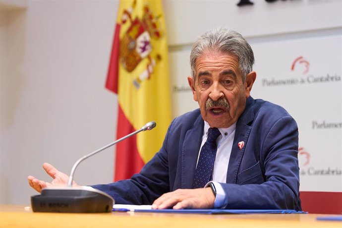 Archivo - El presidente del PRC, Miguel Ángel Revilla, atiende a los medios tras firmar el acuerdo para los presupuestos de Cantabria de 2024, en el Parlamento regional.