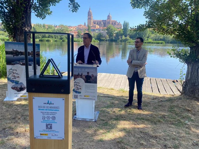 El alcalde de Salamanca, Carlos García Carbayo, en la presentación de un 'espacio selfie'