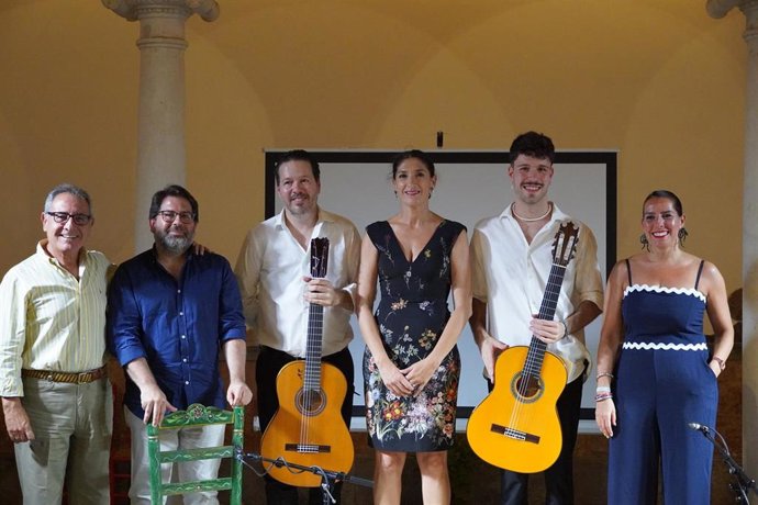 El duelo de cuerdas entre Manuel Herrera y su hijo rindió homenaje al protagonismo de la guitarra en el Flamenco .