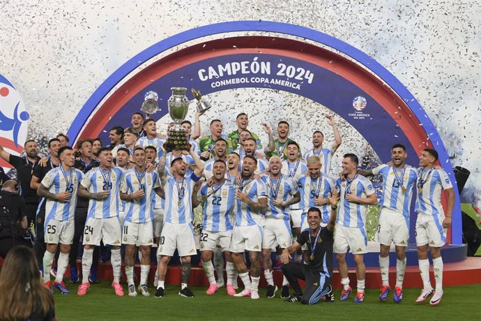 MIAMI GARDENS, FL - JULY 14: Argentina celebrates with the cup following the Copa America Finals match between Colombia and Argentina on Sunday, July 14 2024 at Hard Rock Stadium in Miami Gardens, Fla.