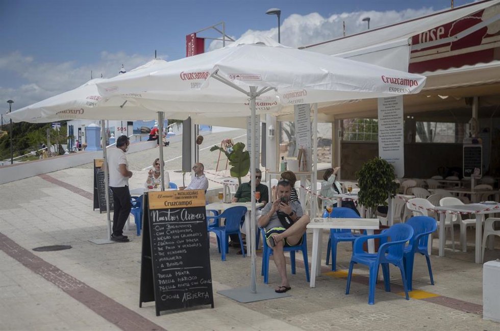 Archivo - Un chiringuito del paseo marítimo de la playa de Matalascañas con pocos clientes durante el puente del Corpus Christi. En Matalascañas (Huelva, Andalucía, España) a 12 de junio de 2020.