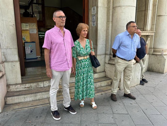 Familiares de Aurora Picornell y de Antnia y Maria Pascual, a las puertas de los Juzgados de Vía Alemania tras ratificar la denuncia contra el presidente del Parlament, Gabriel Le Senne, por un delito de odio.