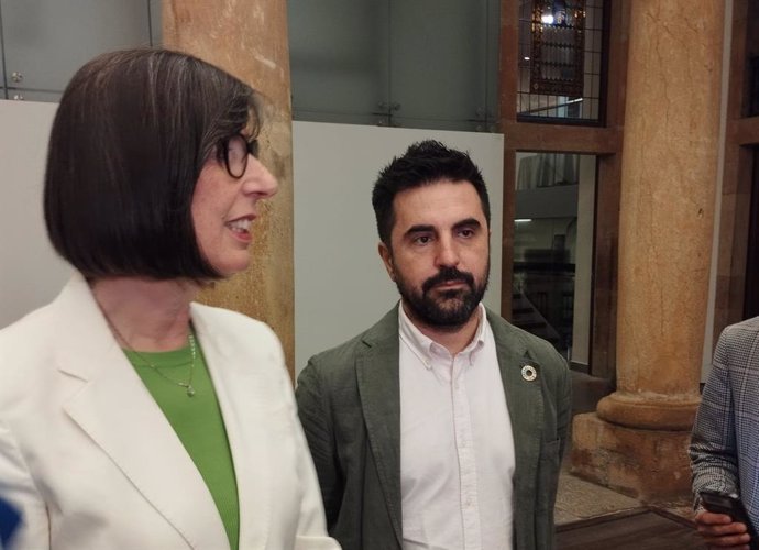 La consejera de Transición Ecológica, Industria y Desarrollo Económico, Nieves Roqueñí, asiste a la presentación del Perte de Economía Circular por parte del comisionado, Alejandro Dorado.