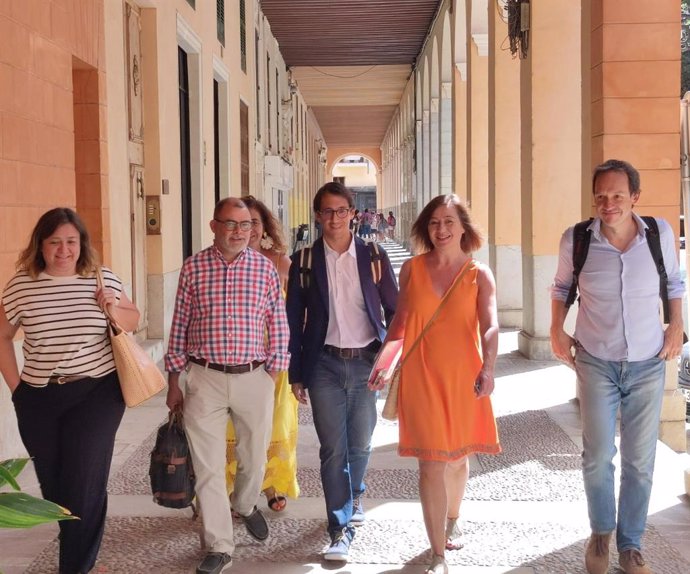 La secretaria general del PSIB-PSOE, Francina Armengol, junto a los diputados del grupo parlamentario socialista, a la entrada del Parlament.