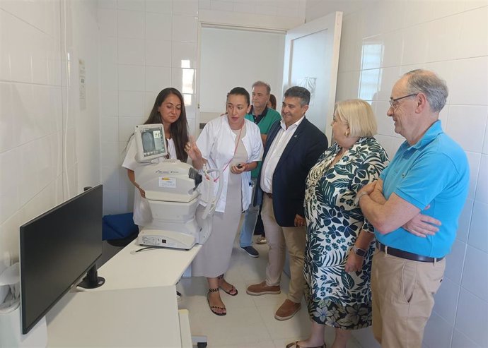 El delegado de la Junta en Huelva, José Manuel Correa, y la delegada de Salud y Consumo, Manuela Caro, en su visita al centro de salud de Bonares para conocer el nuevo retinógrafo.