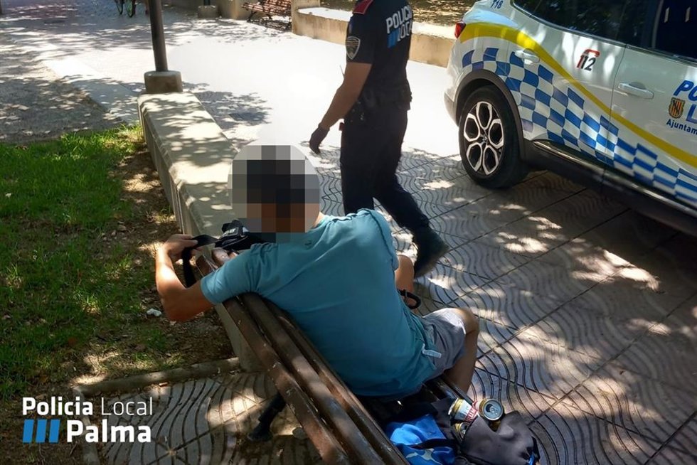Un agente de policía junto al individuo detenido en el parque de La Petrolera.