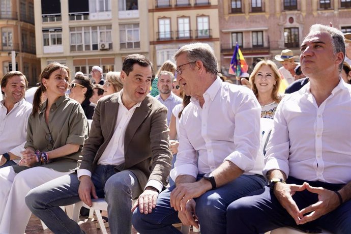 Archivo - El presidente del PP autonómico y de la Junta de Andalucía (izquierda), Juanma Moreno; el presidente del Partido Popular (centro), Alberto Núñez Feijóo, y el coordinador general del Partido Popular, Elías Bendodo, (derecha), en Málaga 