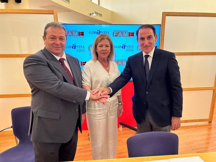 Este convenio ha sido ratificado por Ana Alonso, presidenta de FAME, y Antonio Vega, director general de Garántia, con la asistencia del presidente de la Confederación de Empresarios de Andalucía (CEA) y de Garántia, Javier González de Lara.