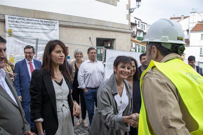 La ministra de Vivienda y Agenda Urbana, Isabel Rodríguez, y la conselleira de Vivenda e Planificación de Infraestruturas, María Martínez Allegue, en una visita a Betanzos (A Coruña).