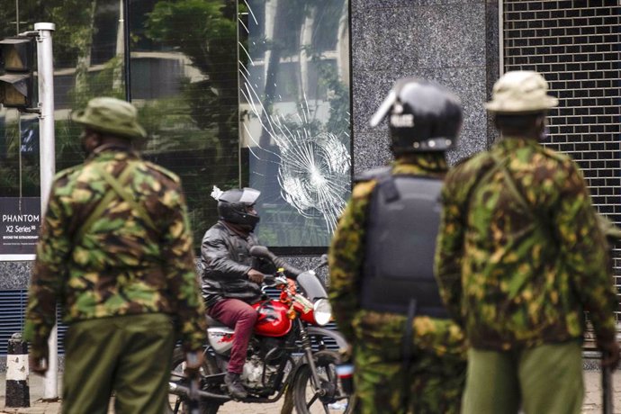 Miembros de las fuerzas de seguridad de Kenia durante las protestas antigubernamentales en el distrito financiero de la capital, Nairobi (archivo)